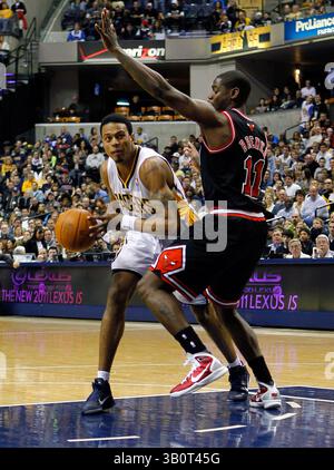 14 janvier 2011 : Brandon Rush (25 ans), le garde-tireur des Indiana Pacers, travaille contre le garde-tireur des Chicago Bulls, Ronnie Brewer (11 ans), dans la peinture lors d'un match de basket-ball entre les Chicago Bulls et les Indiana Pacers au Conseco Fieldhouse à Indianapolis, Indiana. Les Bulls ont battu les Pacers 99-86(image crédit : © Pat Lovell/Cal Sport Media/ZUMAPRESS.com) Banque D'Images