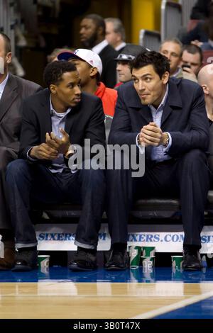 14 janvier 2011 : Brandon Jennings (3 ans), meneur des Milwaukee Bucks, et Carlos Delfino (10 ans) regardant depuis le banc en vêtements de rue lors du match NBA entre les Milwaukee Bucks et les 76ers de Philadelphie au Wells Fargo Center de Philadelphie, Pennsylvanie. Les 76ers battent les Bucks, 95-94.(image crédit : © Chris Szagola/Cal Sport Media/ZUMAPRESS.com) Banque D'Images