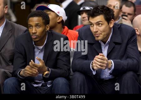 14 janvier 2011 : Brandon Jennings (3 ans), meneur des Milwaukee Bucks, et Carlos Delfino (10 ans) regardant depuis le banc en vêtements de rue lors du match NBA entre les Milwaukee Bucks et les 76ers de Philadelphie au Wells Fargo Center de Philadelphie, Pennsylvanie. Les 76ers battent les Bucks, 95-94.(image crédit : © Chris Szagola/Cal Sport Media/ZUMAPRESS.com) Banque D'Images