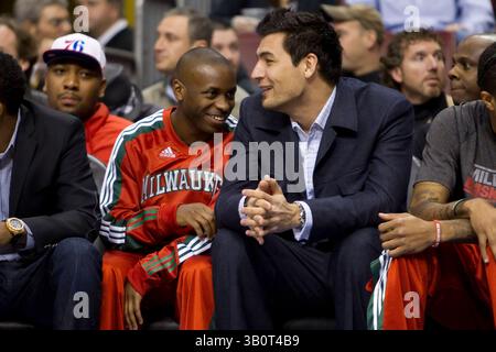 14 janvier 2011 : le meneur des Milwaukee Bucks Earl Boykins (11 ans) discute avec le petit attaquant Carlos Delfino (10 ans), qui porte des vêtements de rue, alors qu'il était sur le banc pendant le match NBA entre les Milwaukee Bucks et les 76ers de Philadelphie au Wells Fargo Center de Philadelphie, en Pennsylvanie. Les 76ers battent les Bucks, 95-94.(image crédit : © Chris Szagola/Cal Sport Media/ZUMAPRESS.com) Banque D'Images