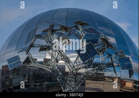 L’arbre de l’énergie et le planétarium à l’extérieur de « We the Curious » à Millennium Square, Bristol, Angleterre, Royaume-Uni Banque D'Images