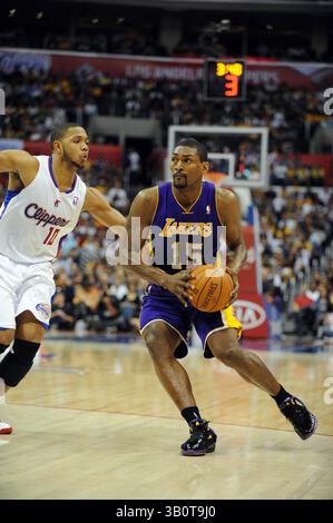 16 janvier 2011. L'attaquant des Lakers de Los Angeles, Ron Artest, 15e en action contre les Clippers de Los Angeles au Staples Center de Los Angeles, EN CALIFORNIE. Les Clippers ont battu les Lakers 99-92.(image crédit : © Charles Baus/Cal Sport Media/ZUMAPRESS.com) Banque D'Images