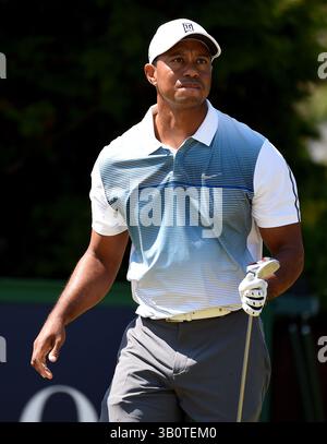 17 juillet 2014 ; Wirral, Merseyside, GBR ; Tiger Woods après avoir fait son départ le 18e lors de la première manche du 143e Open Championship au Royal Liverpool Golf Club. Banque D'Images