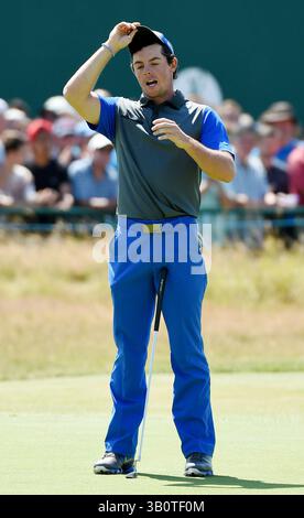 17 juillet 2014 ; Wirral, Merseyside, GBR ; Rory McIlroy sur le 18e green après avoir terminé la première manche du 143e Open Championship au Royal Liverpool Golf Club Banque D'Images