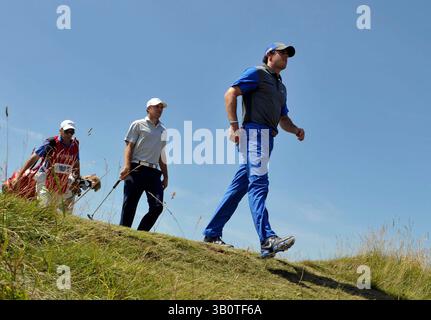 17 juillet 2014 ; Wirral, Merseyside, GBR ; Rory McIlroy quitte le 15e tee lors de la première manche du 143e championnat Open au Royal Liverpool Golf Club. Banque D'Images