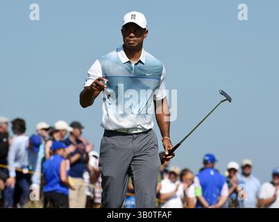 17 juillet 2014 ; Wirral, Merseyside, GBR ; Tiger Woods sur le 6ème green lors de sa première manche au 143ème Open Championship au Royal Liverpool Golf Club. Banque D'Images