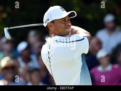 17 juillet 2014 ; Wirral, Merseyside, GBR ; Tiger Woods a fait son départ le 5e lors de sa première manche au 143e championnat Open au Royal Liverpool Golf Club. Banque D'Images