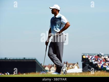 17 juillet 2014 ; Wirral, Merseyside, GBR ; Tiger Woods sur le 6ème green lors de sa première manche au 143ème Open Championship au Royal Liverpool Golf Club. Banque D'Images