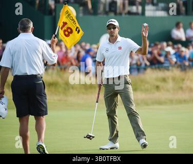17 juillet 2014 ; Wirral, Merseyside, GBR ; Adam Scott salue la foule sur le 18e green après avoir terminé sa première manche au 143e championnat Open au Royal Liverpool Golf Club. Banque D'Images