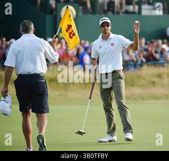 17 juillet 2014 ; Wirral, Merseyside, GBR ; Adam Scott salue la foule sur le 18e green après avoir terminé sa première manche au 143e championnat Open au Royal Liverpool Golf Club. Banque D'Images