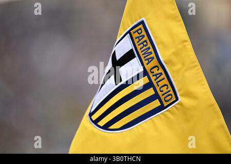 Parme, Italie. 24 avril 2025. Drapeau de Parme Calcio pendant Parma Calcio vs Juventus FC, match de football italien Serie A à Parme, Italie, 23 avril 2025 crédit : Agence photo indépendante/Alamy Live News Banque D'Images