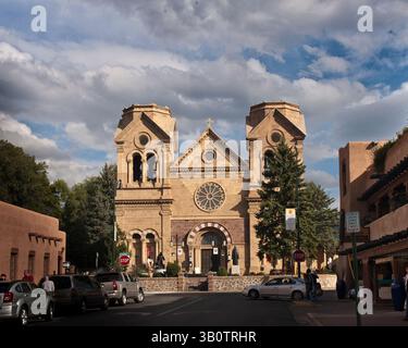 18 octobre 2010 - Santa Fe, Nouveau-Mexique, États-Unis - la Basilique Cathédrale de Saint François d'assise, l'église mère de l'Archidiocèse de Santa Fe, à la fin de E. San Francisco se trouve dans la capitale du Nouveau-Mexique, Santa Fe. Construite par l’archevêque Jean Baptiste Lamy entre 1869 et 1886 sur le site d’une ancienne église en adobe, en grès jaune extrait localement, c’est une destination touristique de prédilection. (Crédit image : © Arnold Drapkin/ZUMAPRESS.com) Banque D'Images