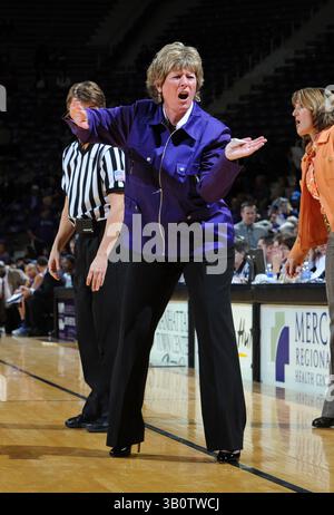 29 janvier 2011 : Deb Patterson, entraîneur-chef des Wildcats de l'État du Kansas, réagit à un match de son équipe contre les Jayhawks du Kansas pendant la première mi-temps au Bramlage Coliseum de Manhattan, au Kansas. L'État du Kansas a battu le Kansas 65-60.(image crédit : © Peter Aiken/Cal Sport Media/ZUMAPRESS.com) Banque D'Images