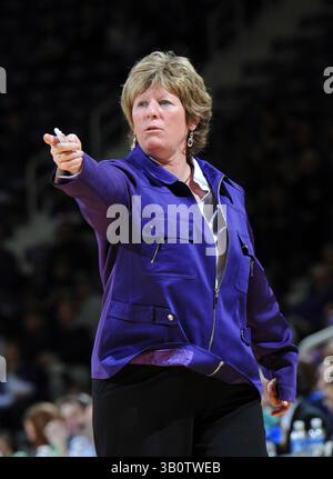 29 janvier 2011 : l'entraîneur-chef Deb Patterson des Wildcats de l'État du Kansas appelle son équipe contre les Jayhawks du Kansas pendant la deuxième mi-temps au Bramlage Coliseum de Manhattan, au Kansas. L'État du Kansas a battu le Kansas 65-60.(image crédit : © Peter Aiken/Cal Sport Media/ZUMAPRESS.com) Banque D'Images