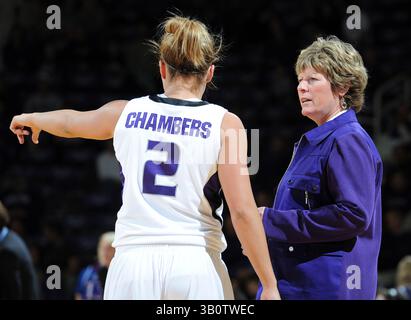 29 janvier 2011 : l'entraîneur-chef Deb Patterson des Wildcats de l'État du Kansas discute avec le gardien Brittany Chambers #2 contre les Jayhawks du Kansas lors de la deuxième mi-temps au Bramlage Coliseum à Manhattan, Kansas. L'État du Kansas a battu le Kansas 65-60.(image crédit : © Peter Aiken/Cal Sport Media/ZUMAPRESS.com) Banque D'Images