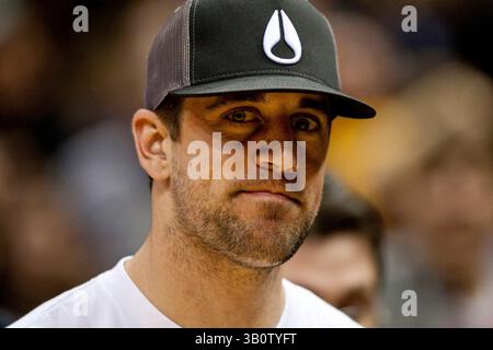 29 janvier 2011 Milwaukee, WI. Bradley Center..Green Bay Packers quarterback Aaron Rodgers #12 a fait une apparition au match ce soir..Milwaukee Bucks a gagné sur les nets du New Jersey 91-81. Mike McGinnis/CSM(image crédit : © Mike McGinnis/Cal Sport Media/ZUMAPRESS.com) Banque D'Images
