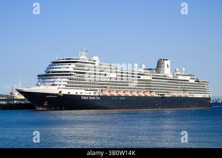 Seattle - 23 avril 2025 ; le navire de croisière Holland America Koningsdam accosté à l'embarcadère 91 Seattle Banque D'Images