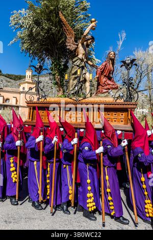 Le Paso Oración en el Huerto de San Antón du Vénérable Hermandad de Nuestro Padre Jesús Orando en el Huerto (San Antón) montre Jésus priant dans le jardin de Gethsémani, accompagné d’un ange, et symbolise le début de la passion du Christ lors de la procession du jeudi Saint à Cuenca. Calle San Lázaro, Cuenca, Castille-la Manche, Espagne Banque D'Images