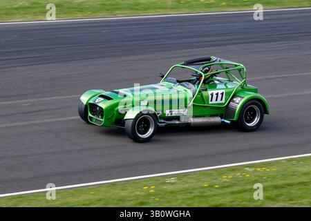 Josh Smith au volant d'une jolie voiture de sport Caterham 7 verte dans la GT Race lors de la course Castle Combe Howards Day dans le Wiltshire Banque D'Images