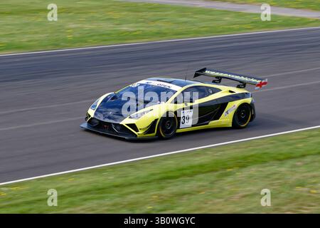 Craig Dolby en route vers une victoire dominante dans sa voiture de course jaune et noire Lamborghini Gallardo GT au Castle Combe Howards Day Race Meeting. Banque D'Images
