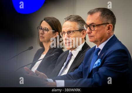 Washington, DC, Vereinigte Staaten. 24 avril 2025. (LR) Joerg Kukies, ministre fédéral des Finances, et Joachim Nagel, président de la Bundesbank, s'adressent aux médias lors des réunions de printemps du FMI à Washington, DC, le 24 avril 2025. « Photographié au nom du ministère fédéral des Finances » crédit : dpa/Alamy Live News Banque D'Images