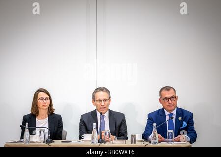 Washington, DC, Vereinigte Staaten. 24 avril 2025. (LR) Joerg Kukies, ministre fédéral des Finances, et Joachim Nagel, président de la Bundesbank, s'adressent aux médias lors des réunions de printemps du FMI à Washington, DC, le 24 avril 2025. « Photographié au nom du ministère fédéral des Finances » crédit : dpa/Alamy Live News Banque D'Images
