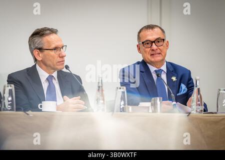 Washington, DC, Vereinigte Staaten. 24 avril 2025. (LR) Joerg Kukies, ministre fédéral des Finances, et Joachim Nagel, président de la Bundesbank, s'adressent aux médias lors des réunions de printemps du FMI à Washington, DC, le 24 avril 2025. « Photographié au nom du ministère fédéral des Finances » crédit : dpa/Alamy Live News Banque D'Images