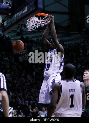 21 janvier 2011 - L'attaquante des Butler Bulldogs, Khyle Marshall (23 ans), frappe le basket-ball pour deux points lors d'un match de basket-ball de la NCAA à Hinkle Fieldhouse entre les Green Bay Phoenix et les Butler Bulldogs. Butler a gagné le match 81-75.(image de crédit : © Pat Lovell/Cal Sport Media/ZUMAPRESS.com) Banque D'Images