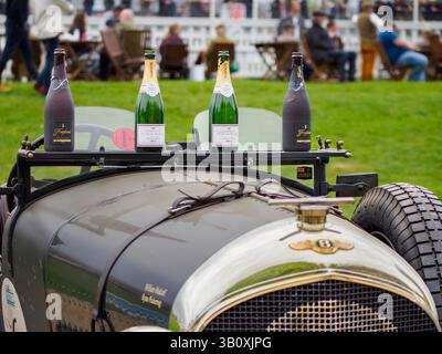 Quatre bouteilles de champagne consécutives sur une Bentley vintage lors de la réunion des membres de 82, Goodwood Motor circuit, West Sussex UK Banque D'Images