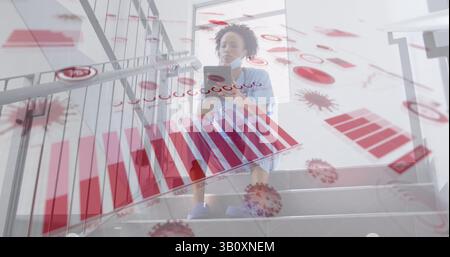 Image de données financières et de cellules virales sur un médecin afro-américain utilisant un smartphone Banque D'Images