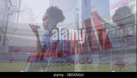 Image de données financières et de cellules virales sur un médecin afro-américain utilisant un smartphone Banque D'Images