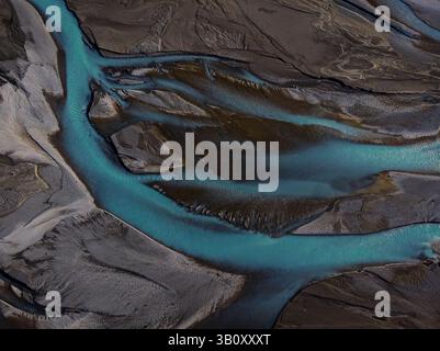 Vue panoramique aérienne du delta des ruisseaux tressés, bleu Azur bleu turquoise limpide des Alpes du Sud qui pénètre dans le lac Pukak Banque D'Images