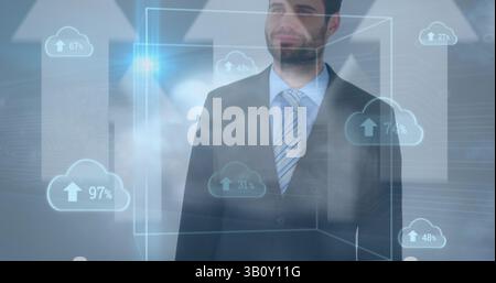 Plusieurs icônes de nuage avec un pourcentage croissant contre le sourire d'homme d'affaires caucasien Banque D'Images