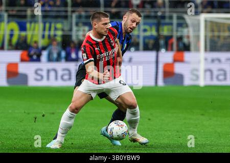 Milan, Italien. 23 avril 2025. (G-d) Luka Jovic de l'AC Milan concourt pour le ballon avec Stefan de Vrij du FC Internazionale lors de la demi finale de la Coppa Italia 2024/25 - match de football de 2e manche entre le FC Internazionale et l'AC Milan au stade San Siro crédit : dpa/Alamy Live News Banque D'Images