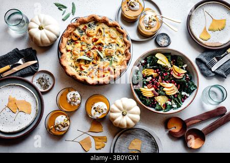 Repas des fêtes d'automne avec quiche et sel et citrouilles Banque D'Images