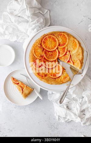 Gâteau orange renversé sur fond blanc Banque D'Images