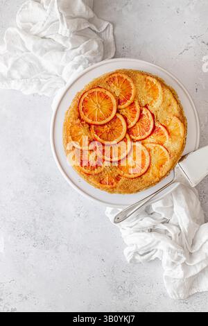 Gâteau orange renversé sur fond blanc Banque D'Images