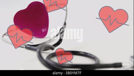 Image de coeurs avec fréquence cardiaque flottant au-dessus du stéthoscope sur une surface blanche Banque D'Images