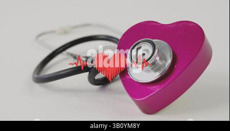 Image d'un cœur avec fréquence cardiaque flottant au-dessus d'un stéthoscope sur une surface blanche Banque D'Images