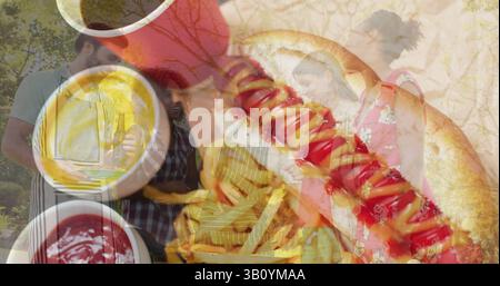 Image de diverses personnes faisant barbecue sur des hot-dogs Banque D'Images