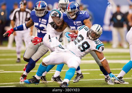 12 septembre 2010 : Jonathan Stewart (28 ans) tente de maintenir son équilibre alors que Michael Boley (59 ans), le linebacker des New York Giants, est au-dessus de lui lors du match NFL entre les Panthers de la Caroline et les Giants de New York au New Meadowlands Stadium à East Rutherford, New Jersey. (Crédit image : © Chris Szagola/Cal Sport Media/ZUMApress.com) Banque D'Images