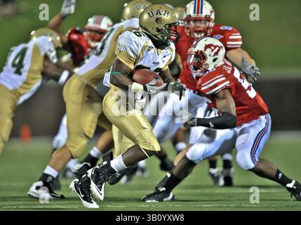 11 septembre 2010 : . UAB Blazers Running Back Pat Shed #26 porte le match ball.in a entre les UAB Blazers vs SMU Mustangs au stade Gerald J Ford de Dallas Texas..SMU gagne 28-7.(image de crédit : â© Manny Flores/Cal Sport Media)(image de crédit : © Manny Flores/Cal Sport Media/ZUMApress.com) Banque D'Images