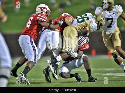 11 septembre 2010 : . UAB Blazers Running Back Pat Shed #26 porte le ballon et est attaqué par le linebacker des Mustangs méthodistes du Sud, Ja'Gared Davis #56.in un match entre les Blazers UAB et les Mustangs SMU au stade Gerald J Ford de Dallas Texas..SMU gagne 28-7.(image de crédit : â© Manny Flores/Cal Sport Media)(image de crédit : © Manny Flores/Cal Sport Media/ZUMApress.com) Banque D'Images
