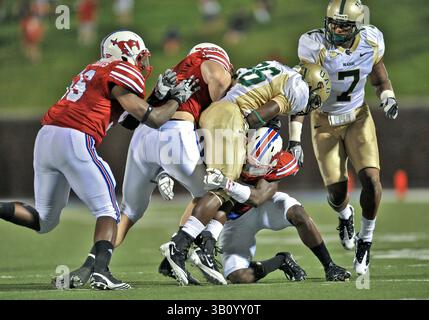 11 septembre 2010 : . UAB Blazers Running Back Pat Shed #26 porte le ballon et est attaqué par le linebacker des Mustangs méthodistes du Sud, Ja'Gared Davis #56.in un match entre les Blazers UAB et les Mustangs SMU au stade Gerald J Ford de Dallas Texas..SMU gagne 28-7.(image de crédit : â© Manny Flores/Cal Sport Media)(image de crédit : © Manny Flores/Cal Sport Media/ZUMApress.com) Banque D'Images