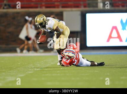 11 septembre 2010 : . UAB Blazers Running Back Pat Shed #26 est attaqué par le cornerback des Mustangs méthodistes du Sud Chris Banjo #23.in un match entre les UAB Blazers vs SMU Mustangs au stade Gerald J Ford de Dallas Texas..SMU gagne 28-7.(image de crédit : â© Manny Flores/Cal Sport Media)(image de crédit : © Manny Flores/Cal Sport Media/ZUMApress.com) Banque D'Images