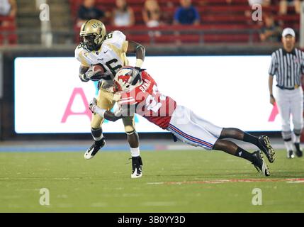 11 septembre 2010 : . UAB Blazers Running Back Pat Shed #26 est attaqué par le cornerback des Mustangs méthodistes du Sud Chris Banjo #23.in un match entre les UAB Blazers vs SMU Mustangs au stade Gerald J Ford de Dallas Texas..SMU gagne 28-7.(image de crédit : â© Manny Flores/Cal Sport Media)(image de crédit : © Manny Flores/Cal Sport Media/ZUMApress.com) Banque D'Images