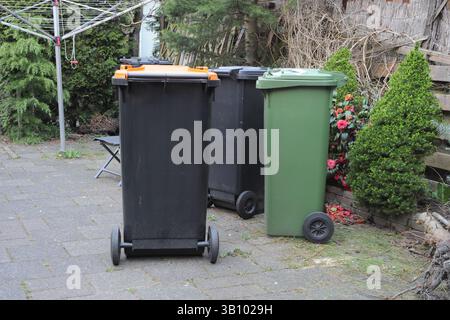 Conteneurs de différentes couleurs pour collecter différents types de déchets dans une cour arrière Banque D'Images