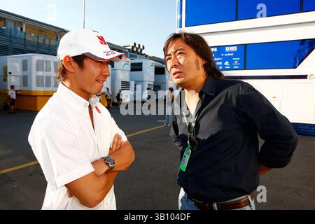 12 septembre 2010 - Monza, Italie - Kamui Kobayashi (JPN) BMW Sauber s'entretient avec Mario Miyakawa (JPN)..Championnat du monde de formule 1, Rd 14, Grand Prix d'Italie, Journée des qualifications, Monza, Italie, samedi 11 septembre 2010. (Crédit : © Sutton Motorsports/ZUMApress.com) Banque D'Images