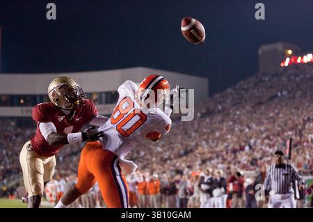 13 novembre 2010 : Clemson Tigers Tight End Brandon Ford (80 ans) fait passer le ballon entre ses mains dans la zone d'extrémité lors de l'action de la Conférence de la côte Atlantique entre les Seminoles de l'État de Floride et les Tigers de l'Université de Clemson au stade Doak Campbell à Tallahassee, en Floride. (Crédit image : © Gray Quetti/Cal Sport Media/ZUMApress.com) Banque D'Images