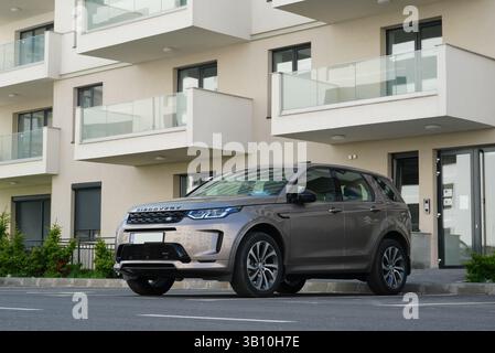 Bucarest, Roumanie - 13 avril 2025 : vue de face de la voiture Land Rover Discovery garée sur le parking devant un bloc d'appartements Banque D'Images